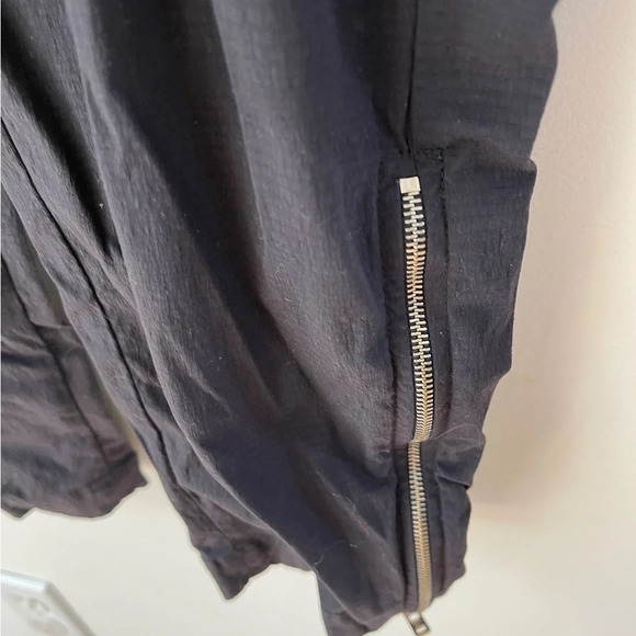 Athleta Womens Pants Mod Trekkie Crop Ripstop Pull On Travel Casual Black - Picture 3 of 4
